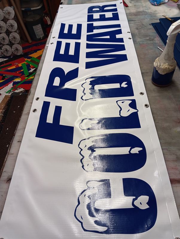 Outdoor vinyl banner advertising free cold water